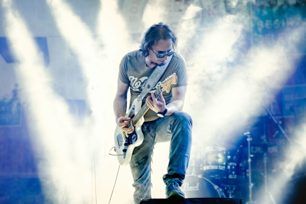 Performance de guitare d'Okay Aybey