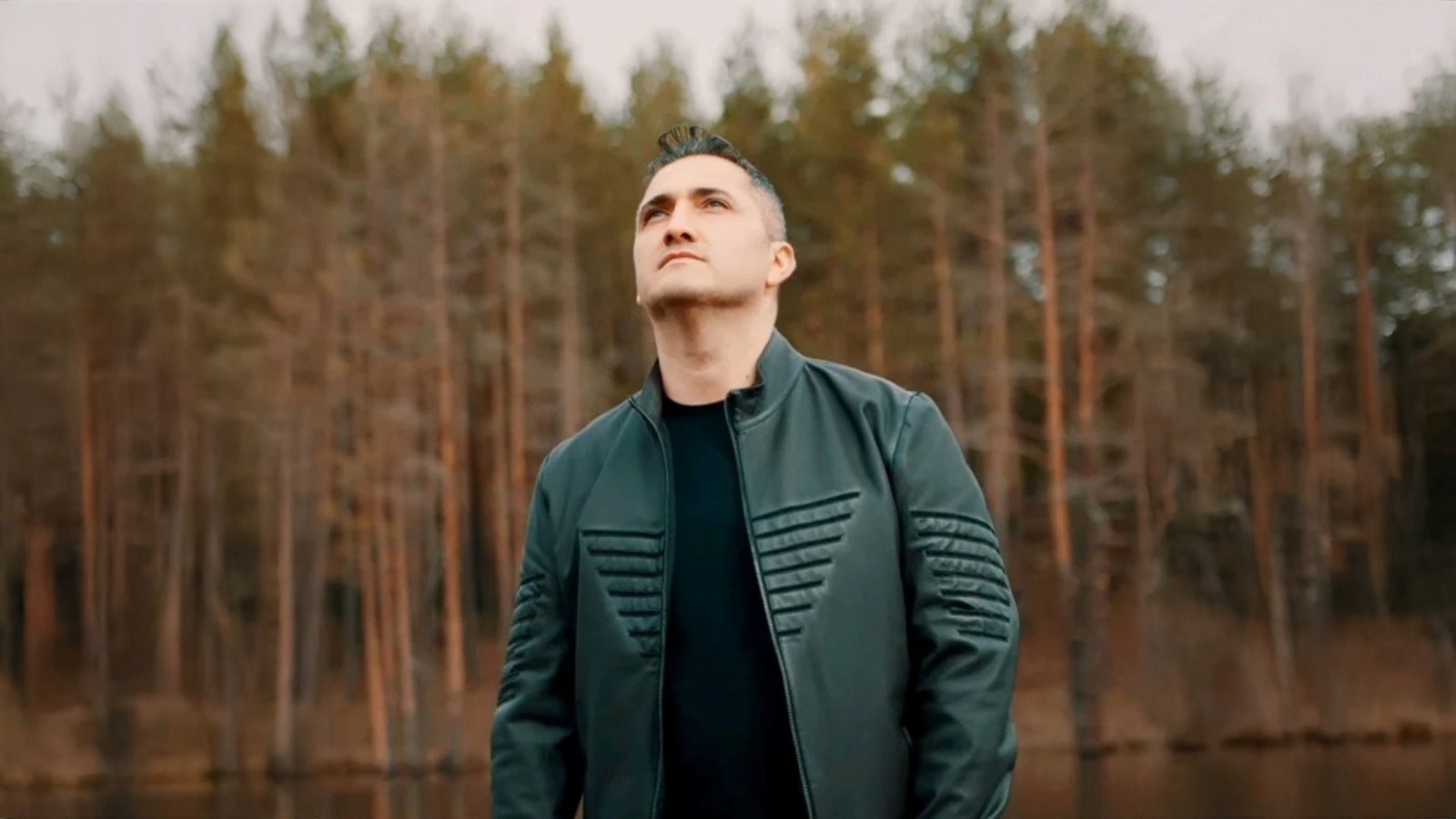 Esa Letrista, Compositor, Artista, Músico se esfuerza…