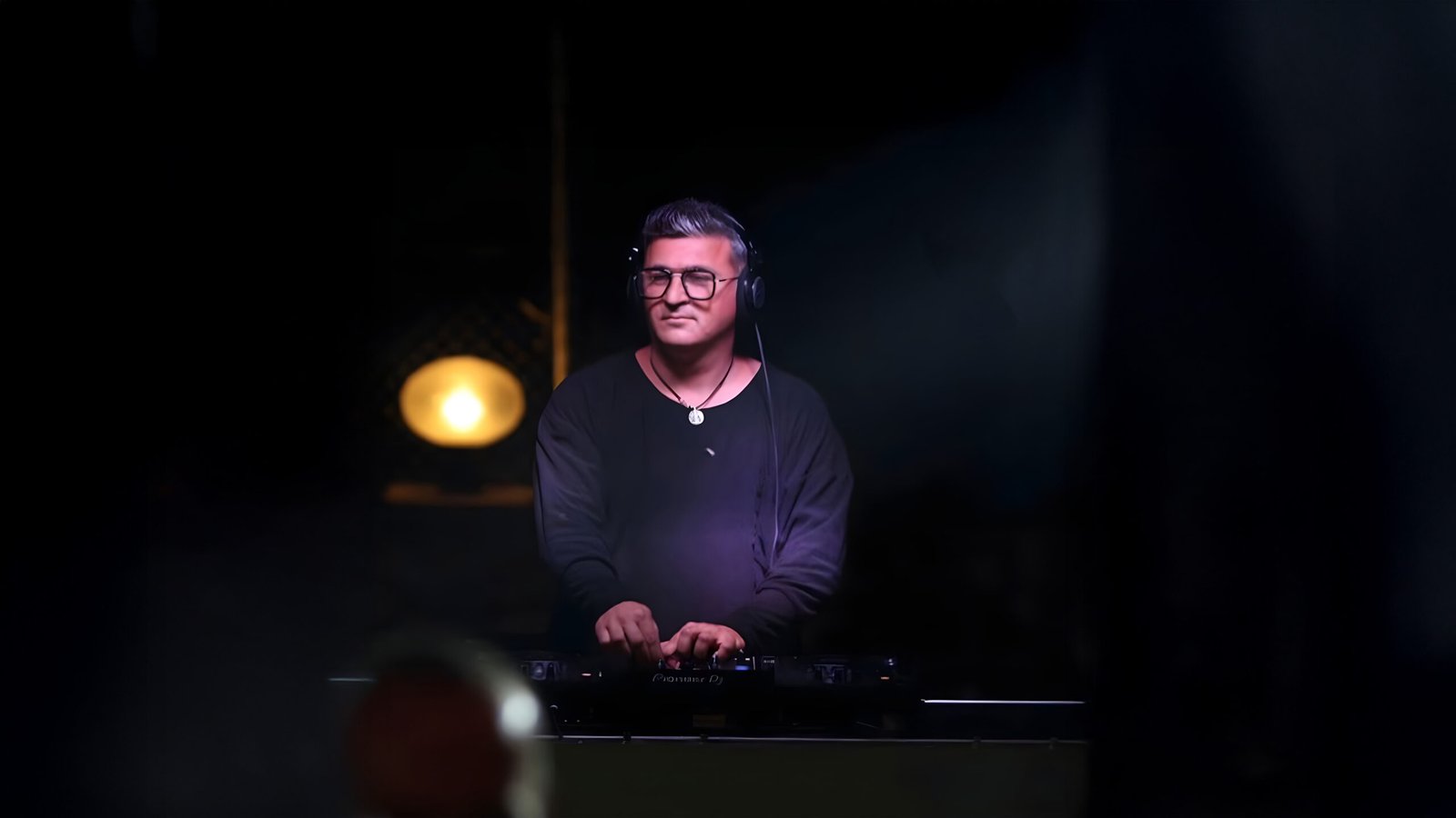 DJ Goktuna Lleva Ritmo al Mundo Desde Çeşme